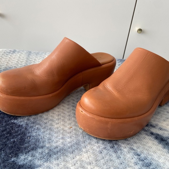 Everlane Puff Clog, size 10, saddle - Picture 4 of 6
